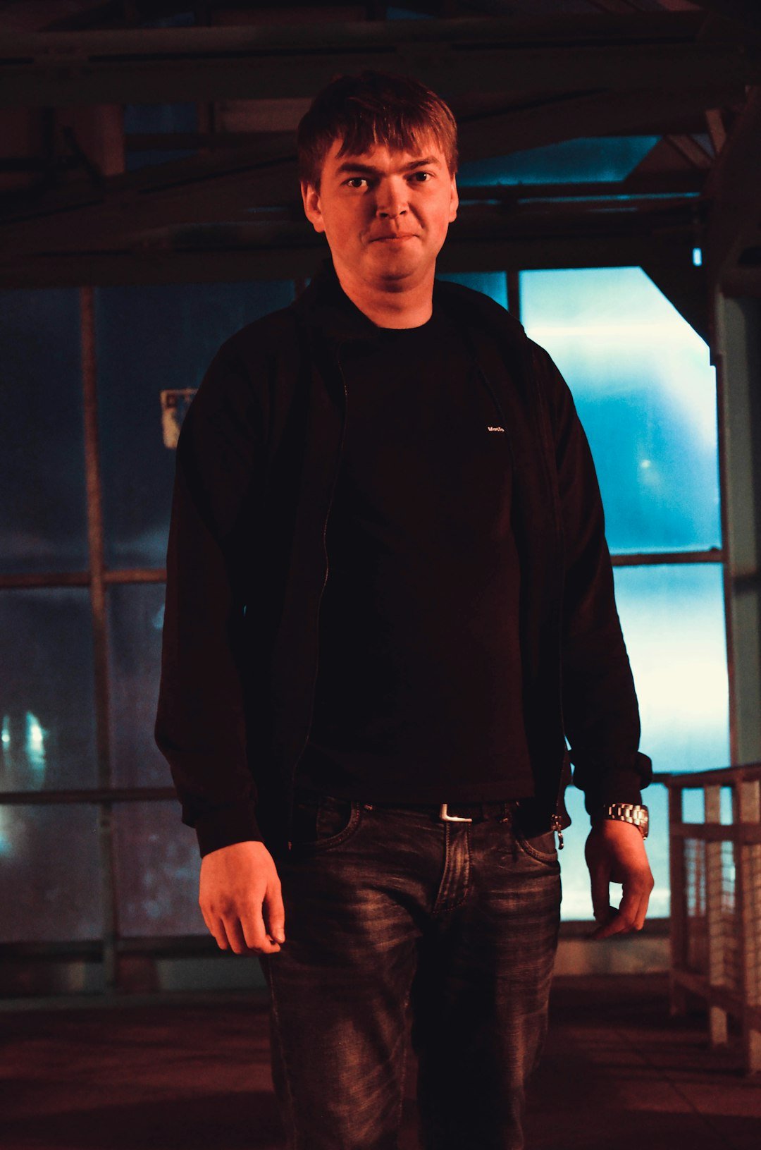 man standing on focus photography