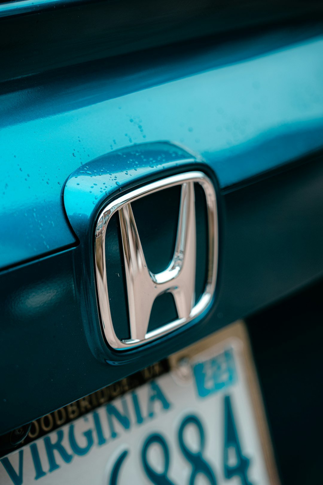 a close up of the emblem on a blue car