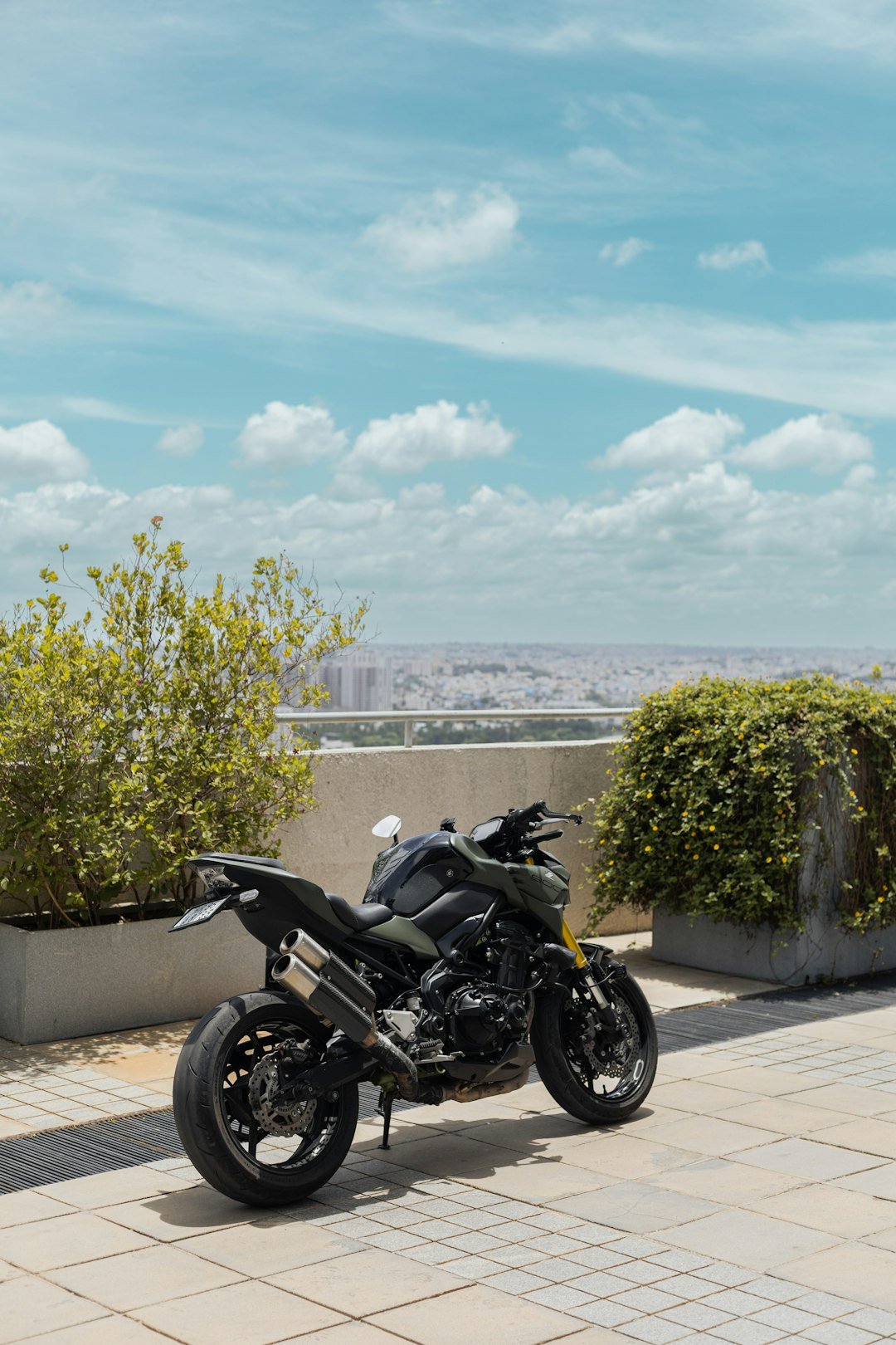 a motorcycle is parked on the side of a building